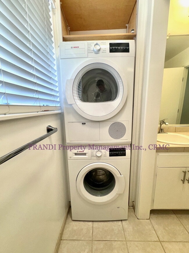 Building Photo - Updated Towhome with Washer/Dryer, Near Pa...