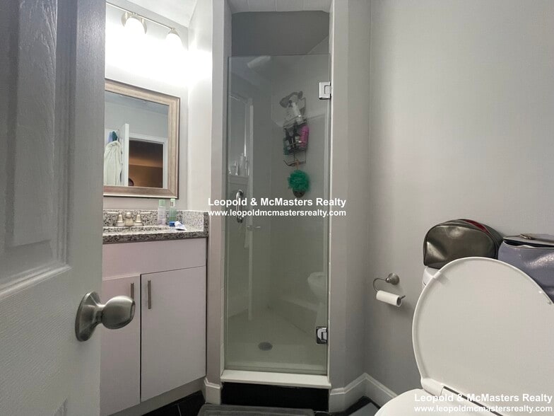 Building Photo - 520 Washington St