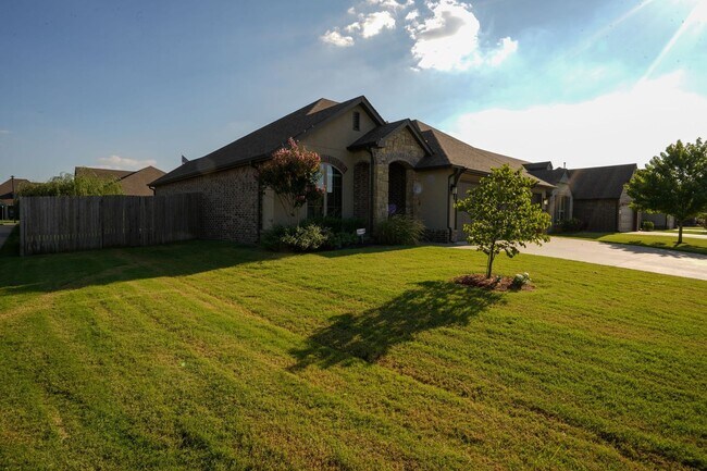 Building Photo - 3 Bed | 2 Bath in New Tulsa!