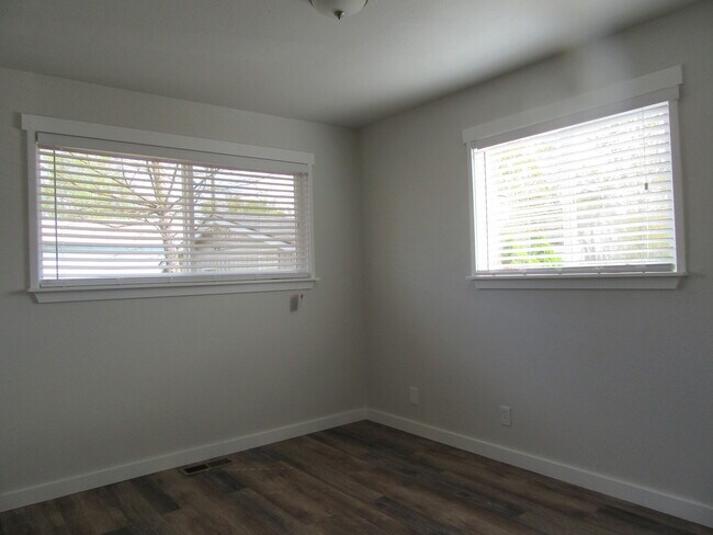 Building Photo - 2 bedroom 1 bath duplex in downtown Kent