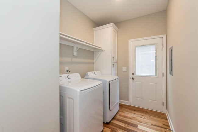 Building Photo - LIKE NEW THREE BEDROOM HOME!