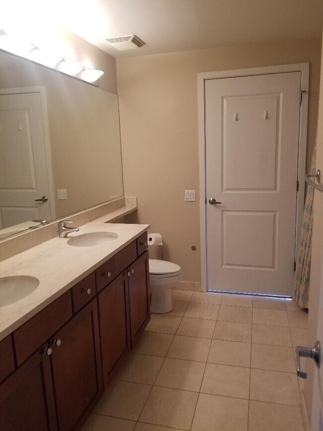 Building Photo - Extra Spacious Corner 1 Bed Condo set in Chicago's Desirable West Loop Neighborhood! Ready 6/1!