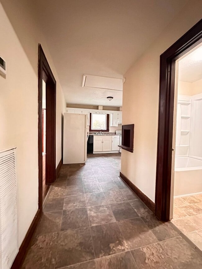 Building Photo - 811 Pembroke Oak Grove Rd