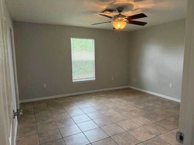 Building Photo - Spacious 3 Bed / 2 Bath Home in the Heart ...