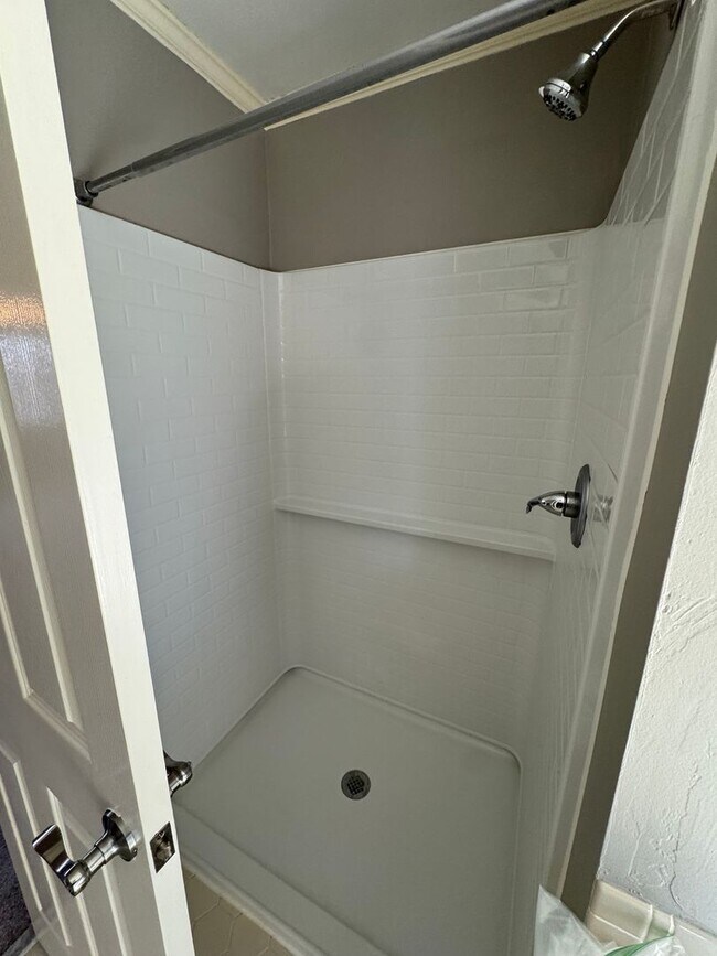 Building Photo - ** AVAILABLE NOW ** in Waterford Subdivision