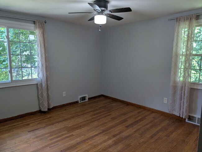 Building Photo - 8983 Highland Dr