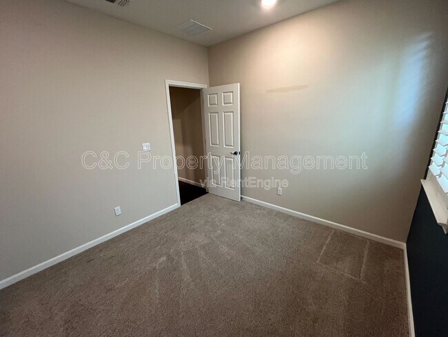 Building Photo - 608 Somerset Way