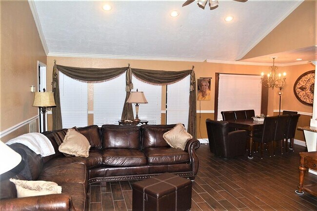 Building Photo - 12542 Wrenthorpe Dr