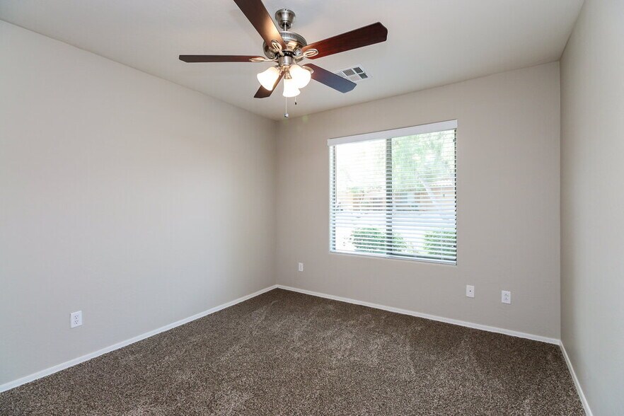 Building Photo - 32647 N Cherry Creek Rd