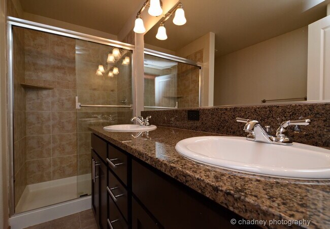 Building Photo - Beautiful Townhome! Flawless Location!