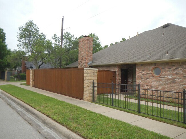 Building Photo - Amazing home - minutes from Grapevine Main...