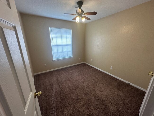 Building Photo - AVAILABLE NOW!!