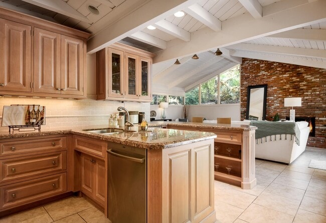 Building Photo - 905 Camino Viejo Rd