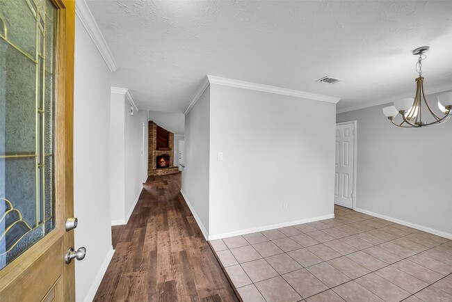 Building Photo - 13618 Piney Oaks Dr