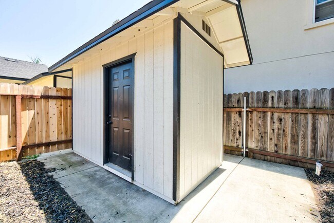 Building Photo - Rare Opportunity to Rent Main House and De...