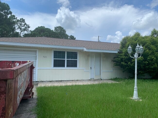 Building Photo - 701 Airoso Rd SE