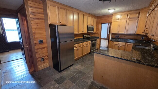 Building Photo - 3 bed - 1 bath One block from Grand Ave in...