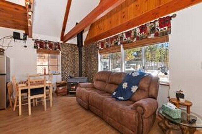 Building Photo - 2 Bedroom Lodge- Pet Friendly- Fenced Yard