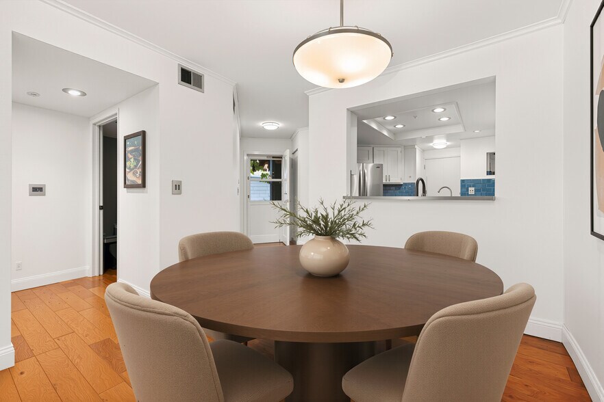 Virtually staged - 6638 N Clybourn Ave