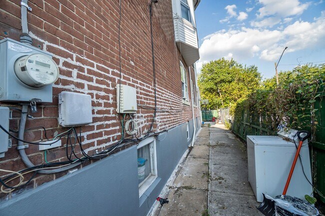 Building Photo - ? Spacious 3-Bedroom Home in Allentown – M...