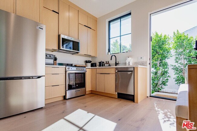 Building Photo - 4703 Saloma Ave