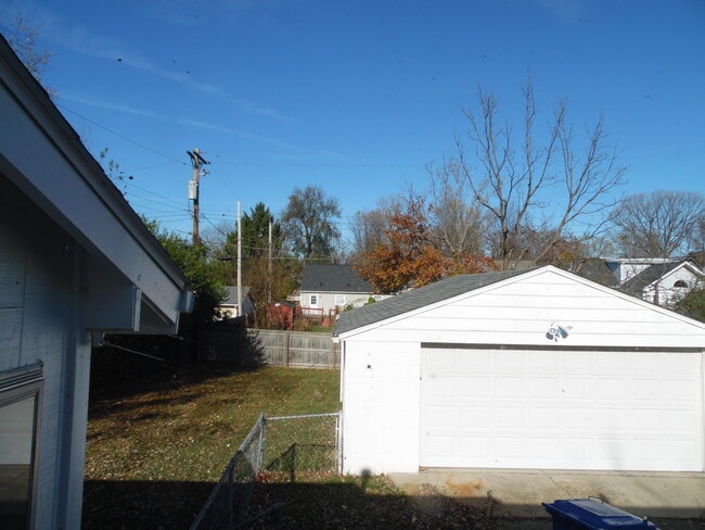 Building Photo - 801 Marcellus Dr