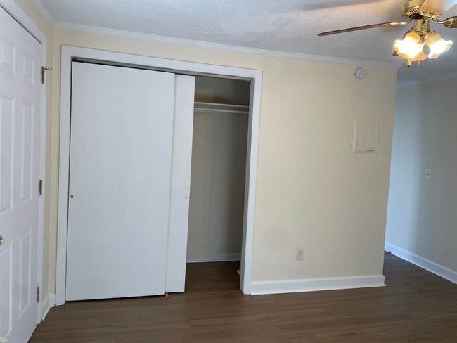 Building Photo - 1143