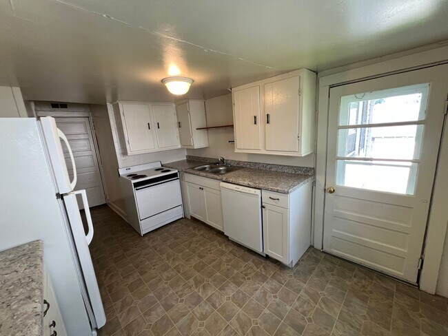 Building Photo - 4 Bedroom Available August 2026;  Monthly ...