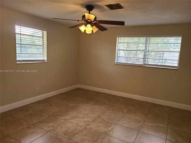 Building Photo - 127 NW 13th Ave