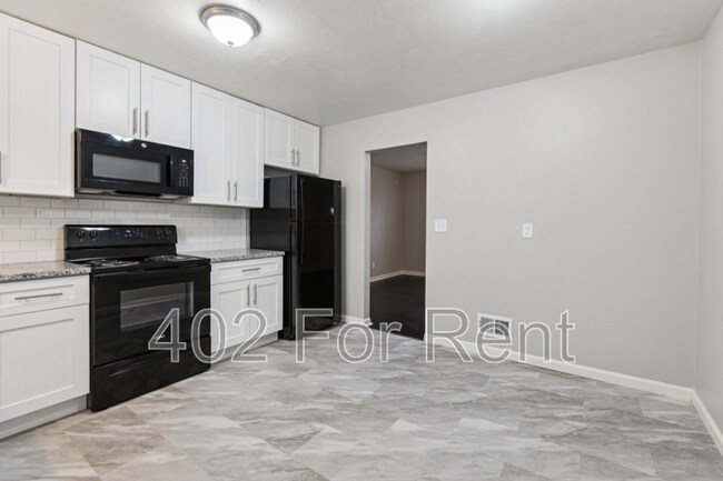 Building Photo - 3823 Saratoga St