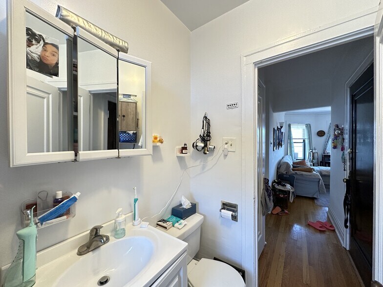 Building Photo - 1911 W Larchmont Ave