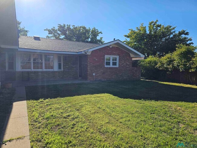 Building Photo - 1801 Eastridge Dr