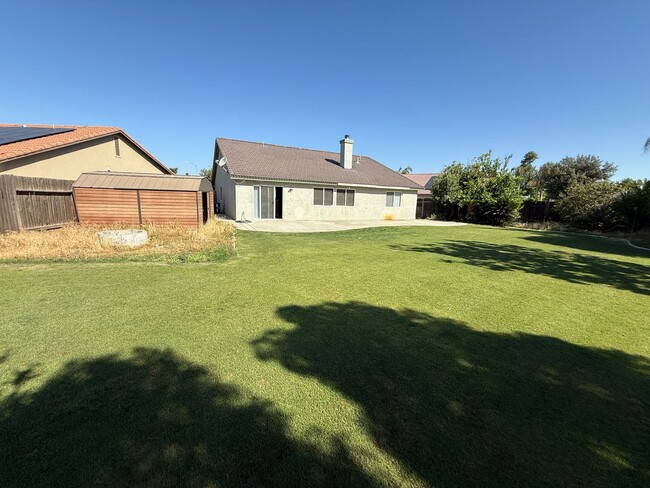 Building Photo - Home with a Huge backyard!