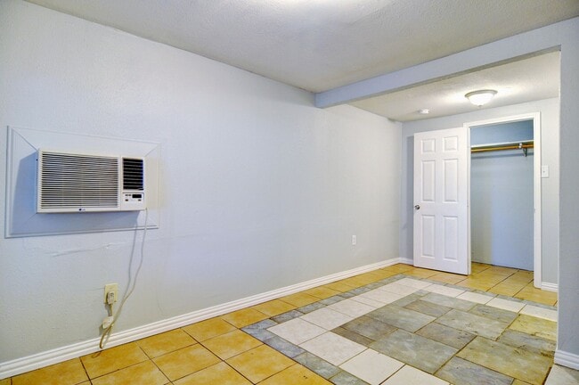 Building Photo - 2219 Refugio Ave