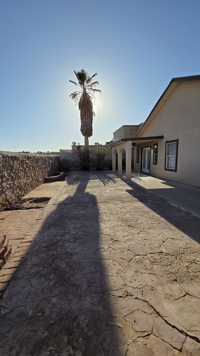 Building Photo - 12340 Tierra Arroyo Dr