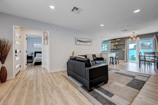 Building Photo - Fully Furnished or Unfurnished 3 BR / NO HOA
