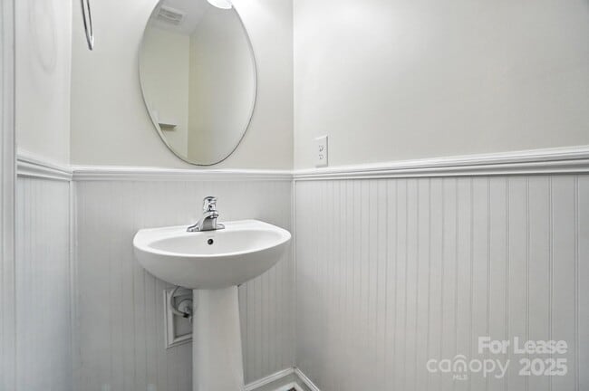 Building Photo - 2031 Hamil Ridge Dr