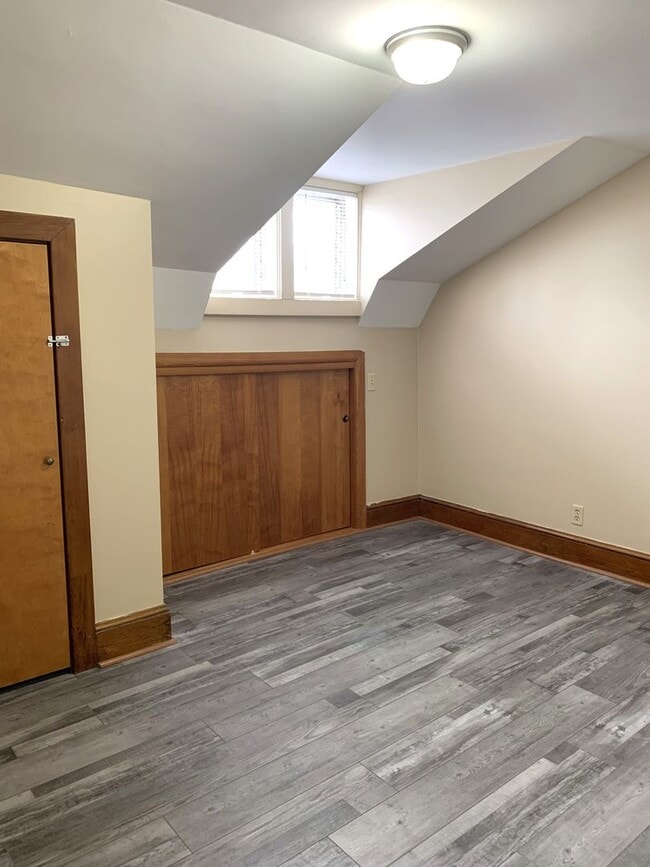Building Photo - Charming single-family home just a short w...