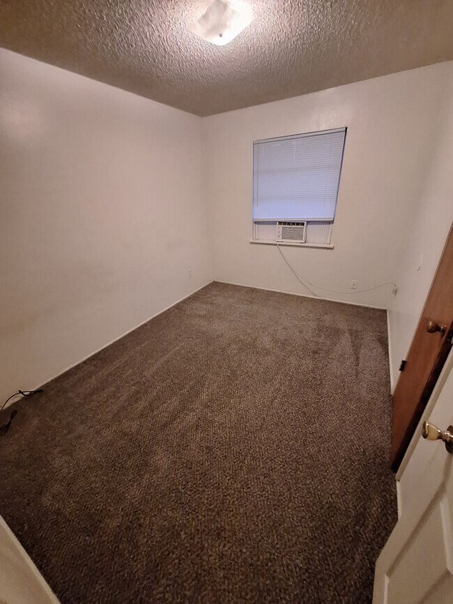 Building Photo - Cute 3 bedroom