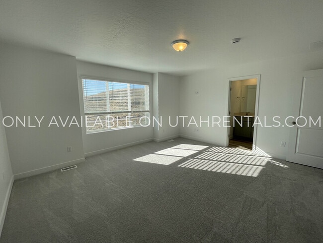 Building Photo - 1605 W Charmer Ln