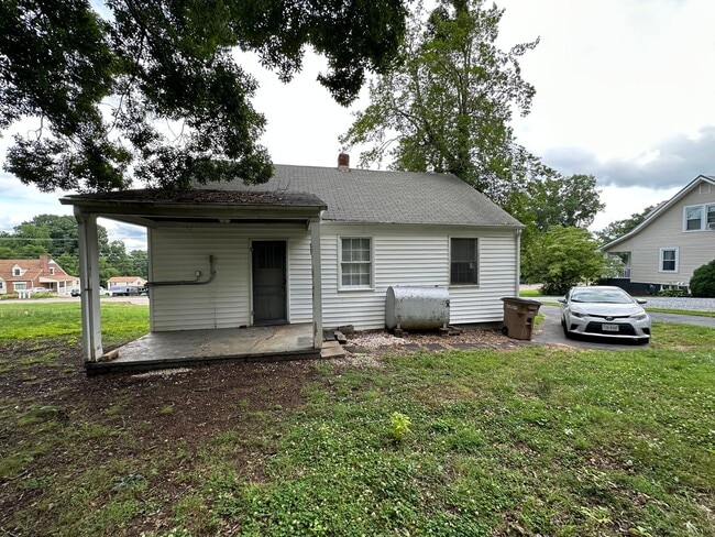 Building Photo - Update house right outside of Altavista
