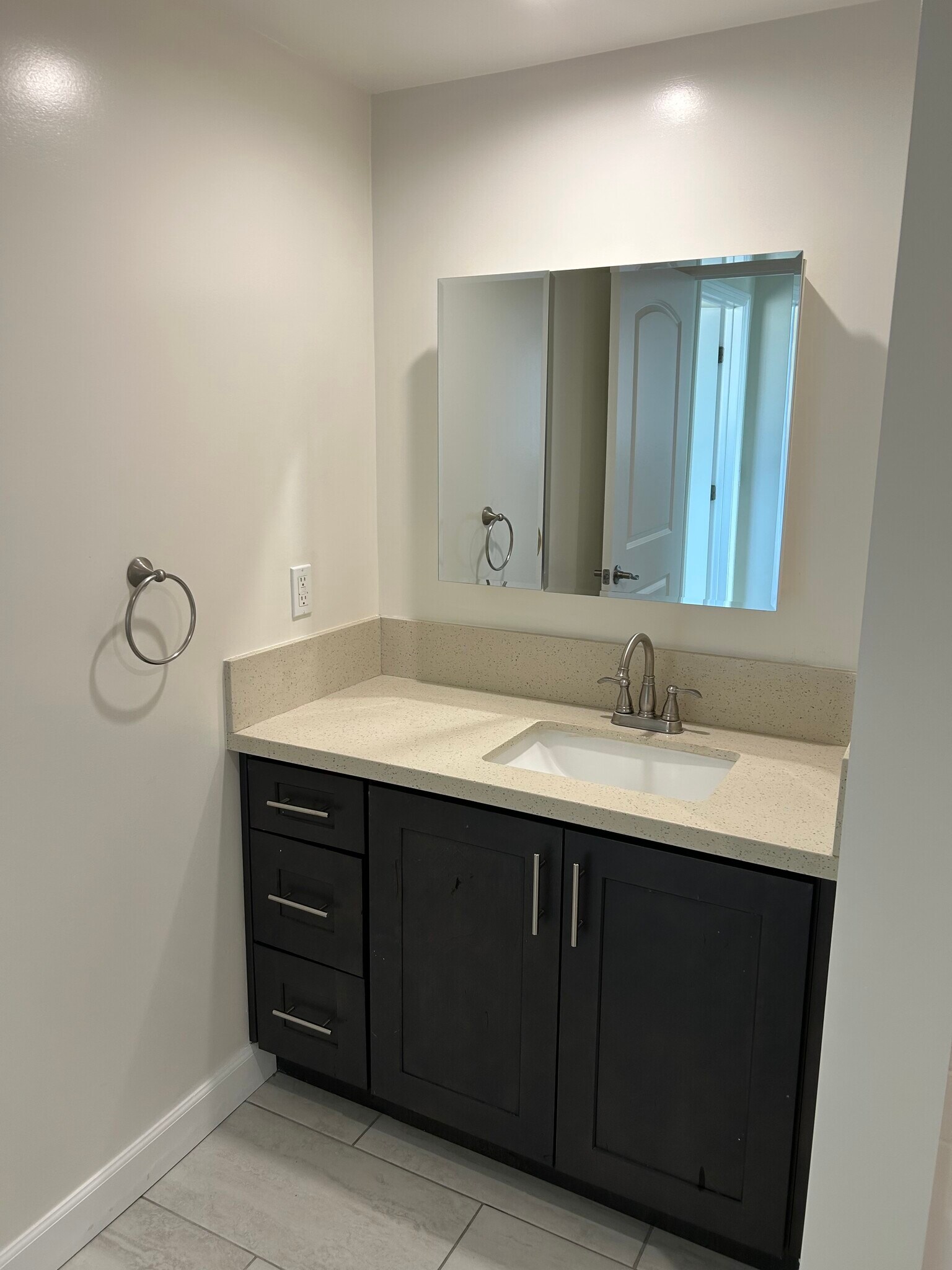 Building Photo - 5222 Vantage Ave