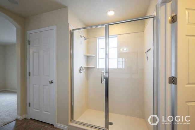 Building Photo - 692 W Chase Ln