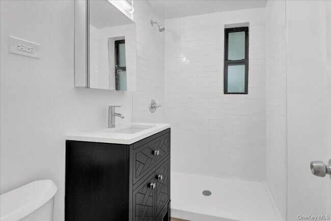 Building Photo - 3840 Greystone Ave