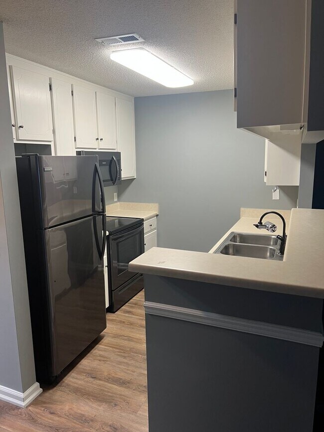 Building Photo - Available NOW  - 117 N. Springview