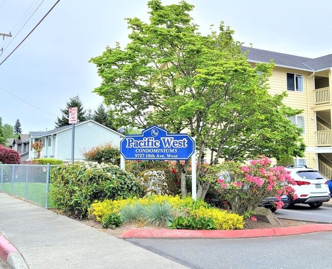 Building Photo - 2 Bed/ 2 Bath Condo Everett Near Boeing and Paine Airport