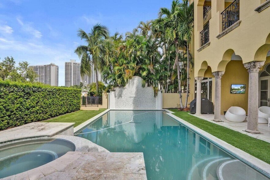 Building Photo - 17001 Collins Ave