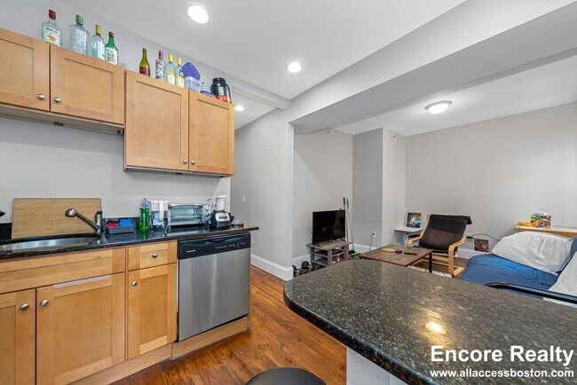 Building Photo - 16 Sewall St