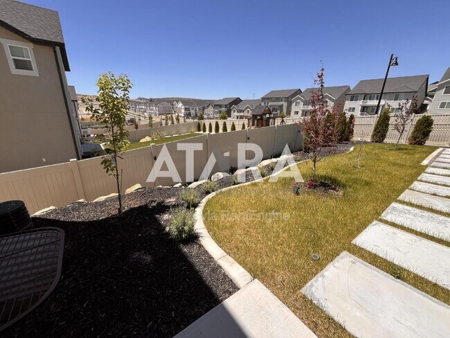 Building Photo - 909 Sagehill Dr