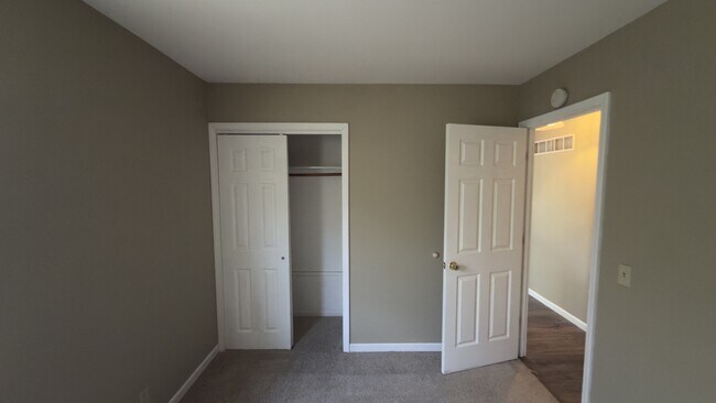 Building Photo - 40 S Hillview Dr